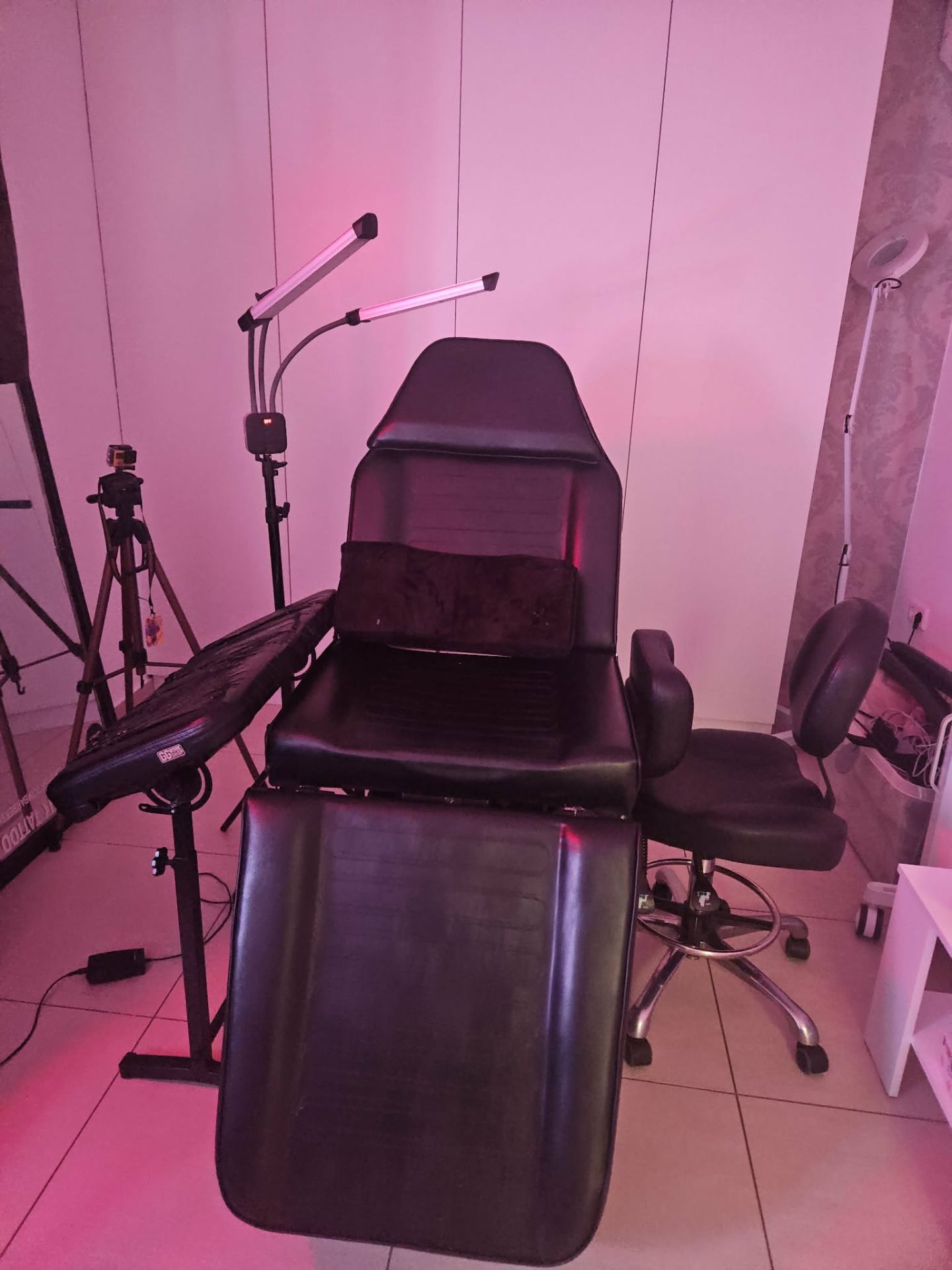 Notranjost Raven Tattoo Studia v Mariboru — sterilno, profesionalno in domače