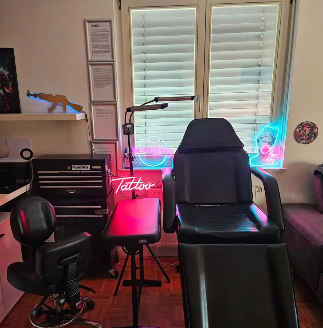 Notranjost Raven Tattoo Studia v Mariboru — sterilno, profesionalno in domače