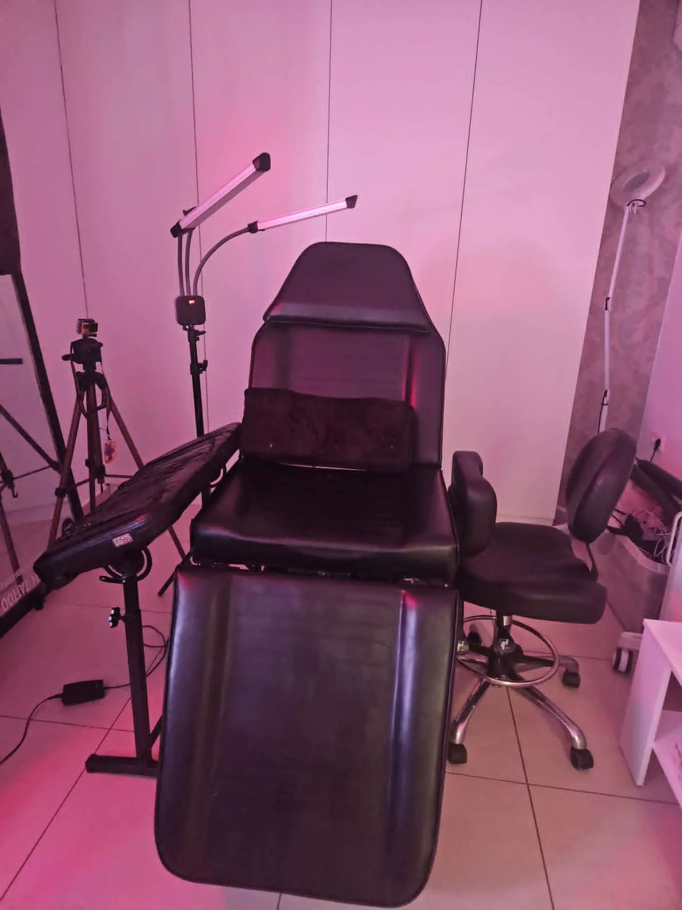 Profesionalni hidravlični tattoo stol v Raven Studiu Maribor — udobje za stranko