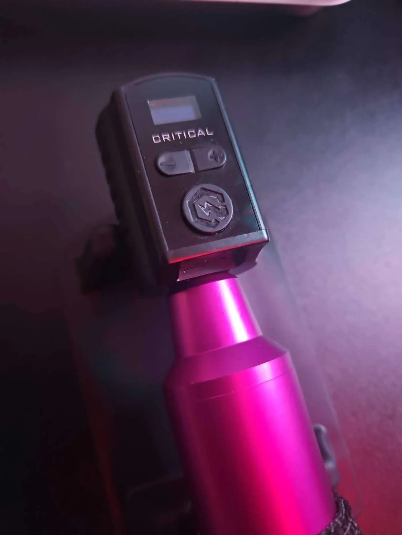Critical brezžični tattoo pen — vrhunska oprema za fine line in realistiko