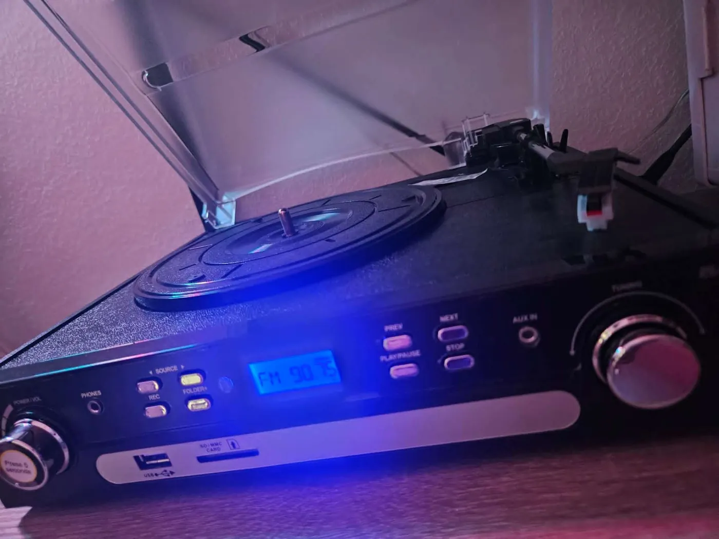 Vinilni gramofon v studiu — glasba med tattoo seanso