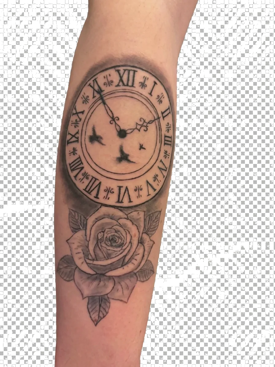 Tattoo žepne ure z rimskimi številkami in vrtnico — neo-tradicionalni black & grey motiv, Klavdija Maribor